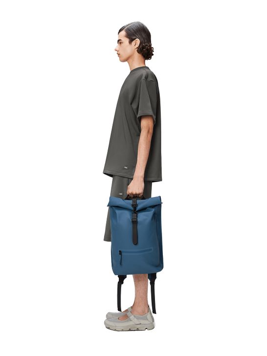 zaino-rains-rolltop-rucksac-azzurro-13320-109